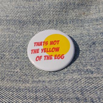 Ansteckbutton Thats not the yellow of the egg auf Jeans